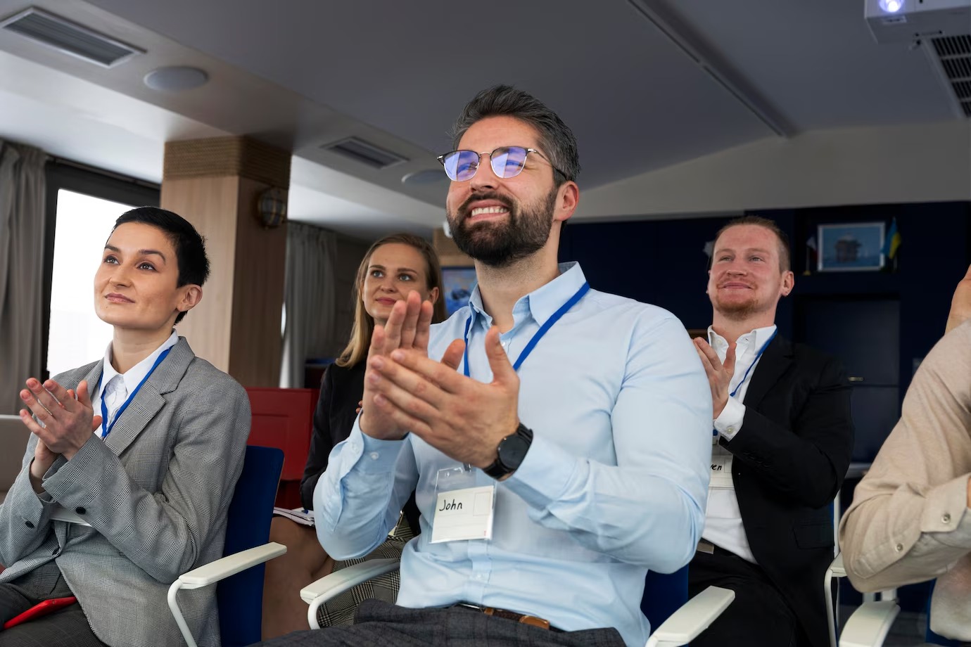 personas que participan eventos negocios 23 2149333675